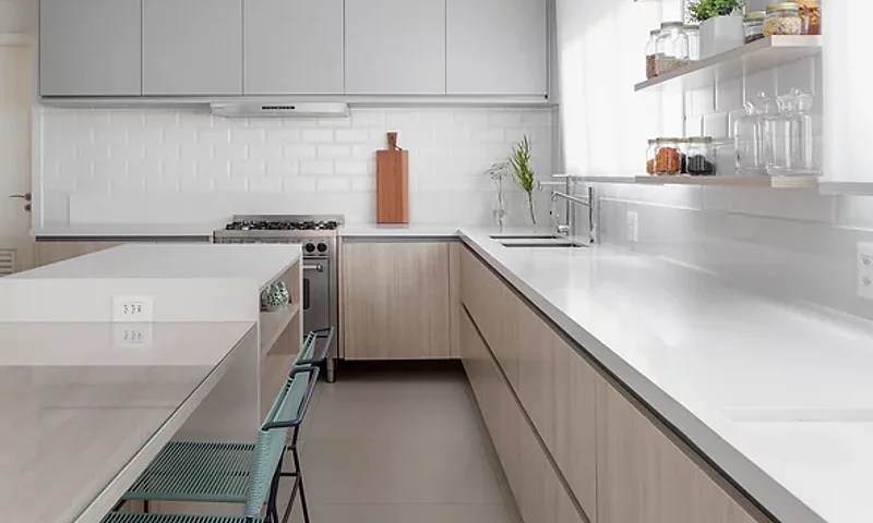 Cozinha em formato de L com marcenaria clara