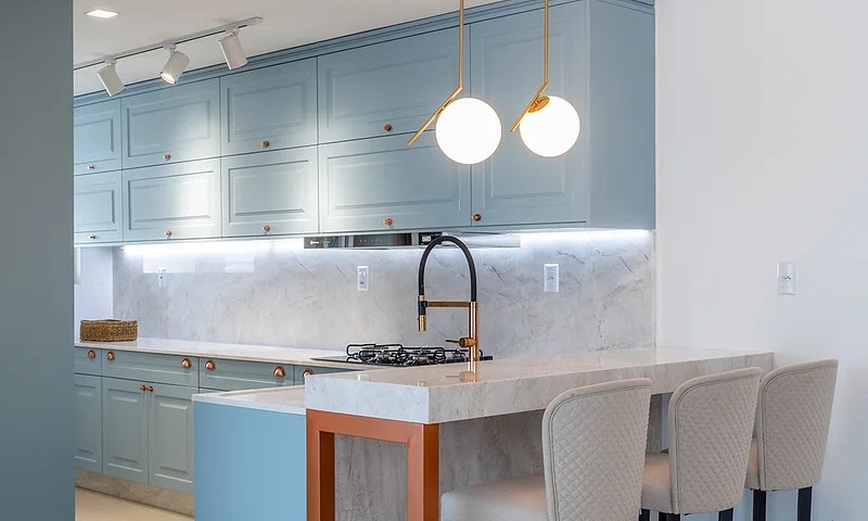 Cozinha em formato de L com marcenaria azul