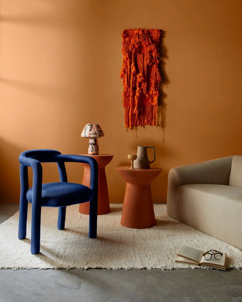Sala com cadeira azul e sofá