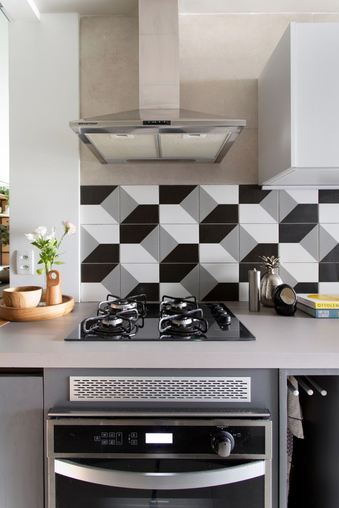 Cozinha com marcenaria cinza e backsplash de azulejos