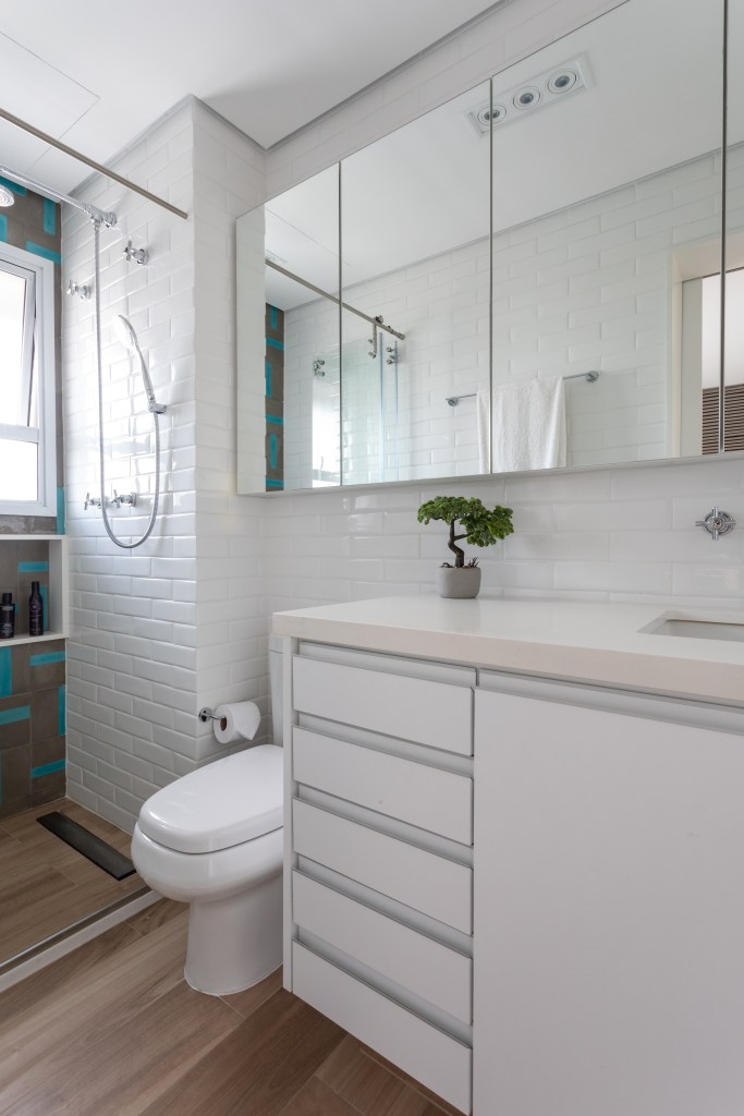 madeira-ripada-integracao-antes-depois-ape-165m-marina-carvalho-fotos-evelyn-muller-06 Banheiro com subway tiles
