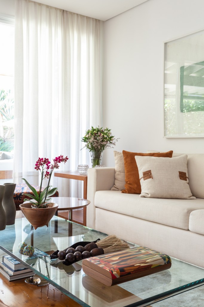 Sala de estar; cortina; sofá branco