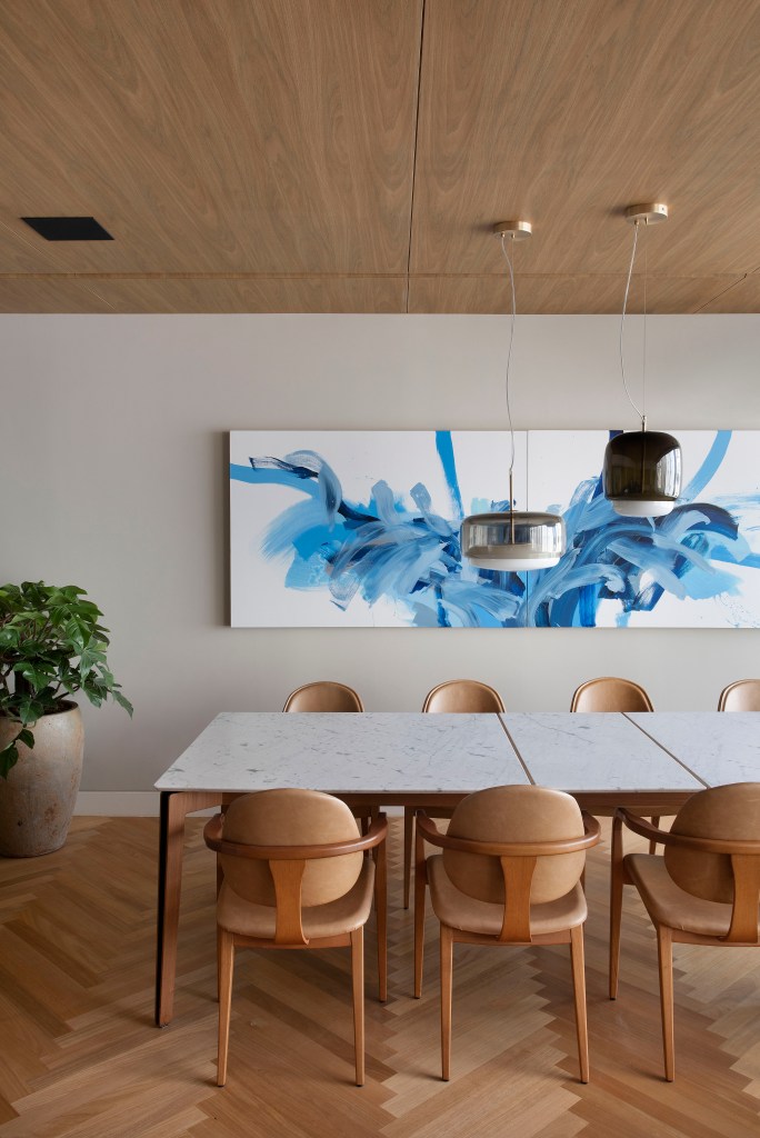 Sala de jantar com quadro azul, luminárias