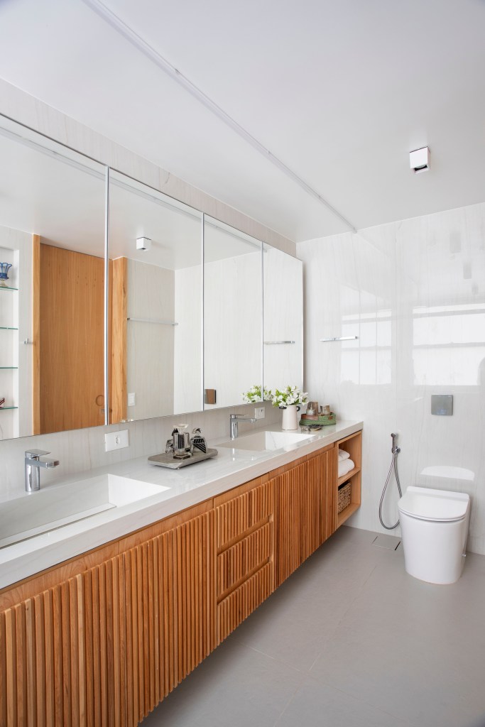 Reforma Magarão + Lindenberg Arquitetura apartamento banheiro espelho madeira