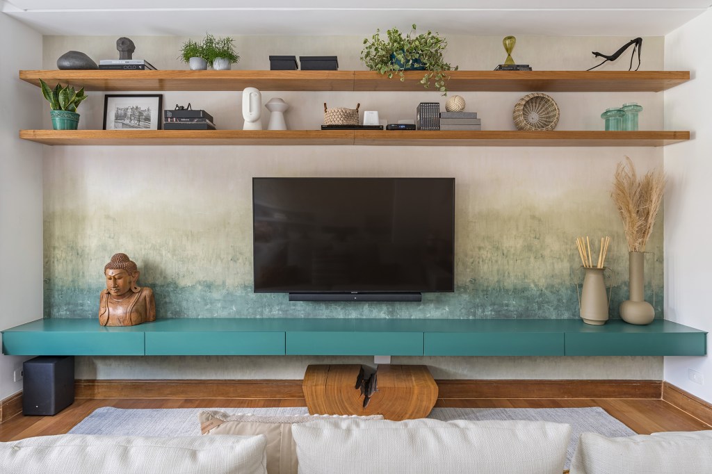 Reforma casa peças afetivas estilo rústico sustentabilidade Bia Hajnal sala tv papel de parede sofa