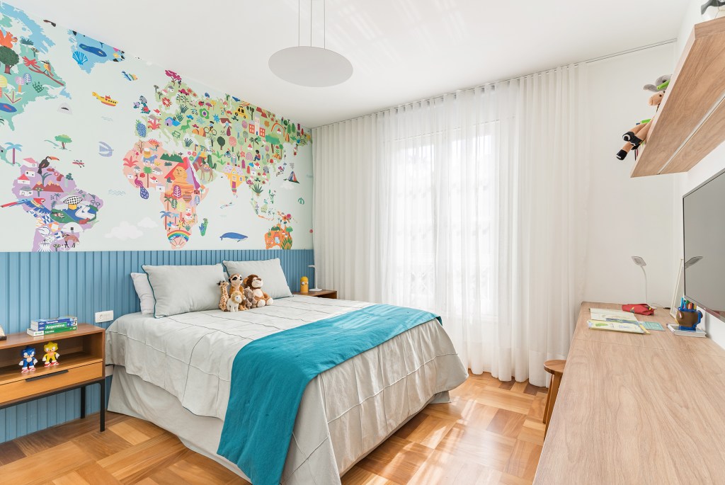 Reforma casa peças afetivas estilo rústico sustentabilidade Bia Hajnal quarto cama madeira cortina