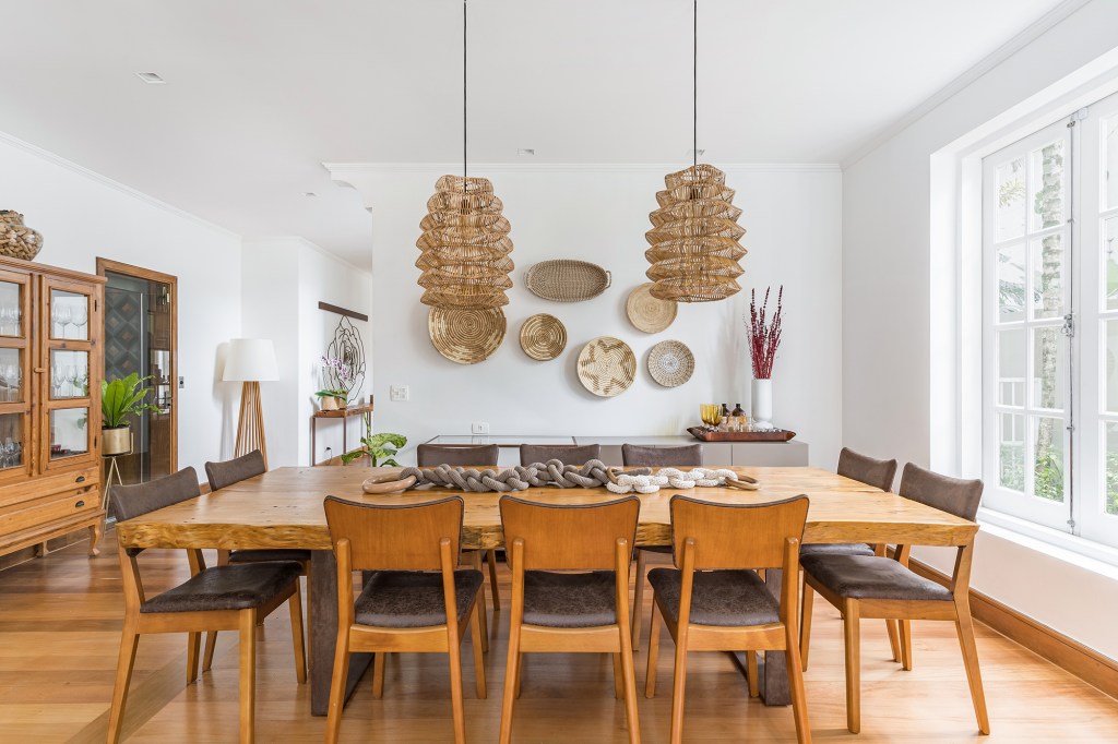 Reforma casa peças afetivas estilo rústico sustentabilidade Bia Hajnal sala jantar mesa cadeira luminaria madeira