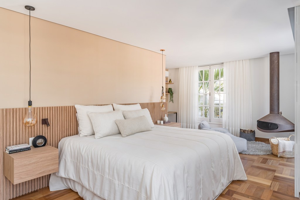 Reforma casa peças afetivas estilo rústico sustentabilidade Bia Hajnal quarto lareira madeira cortina