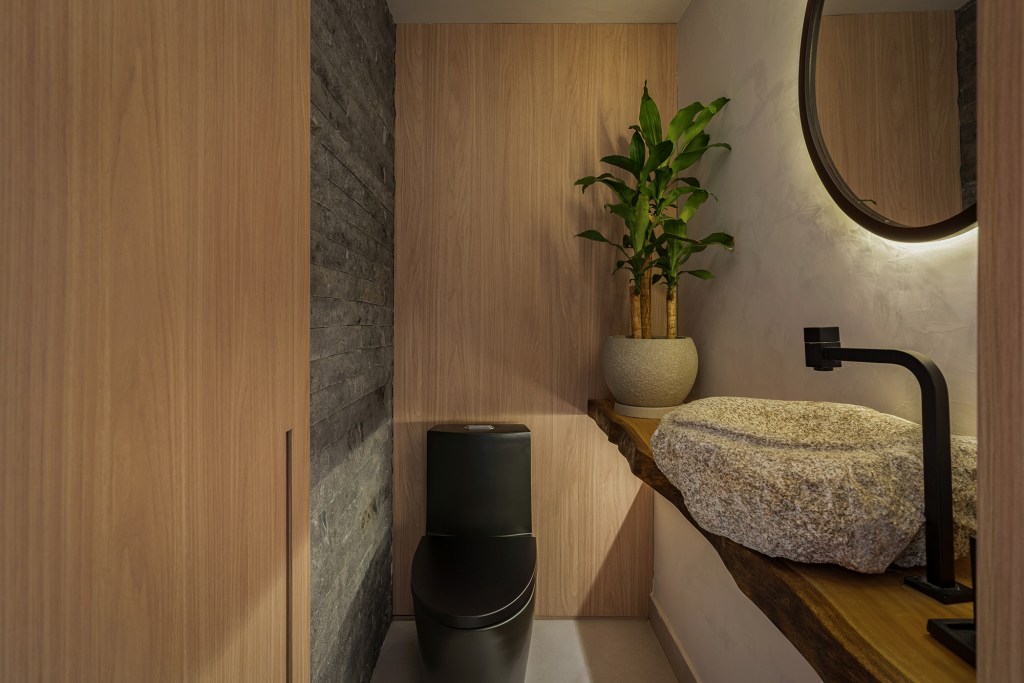 Rústico chic apartamento Daniela Coli banheiro espelho madeira
