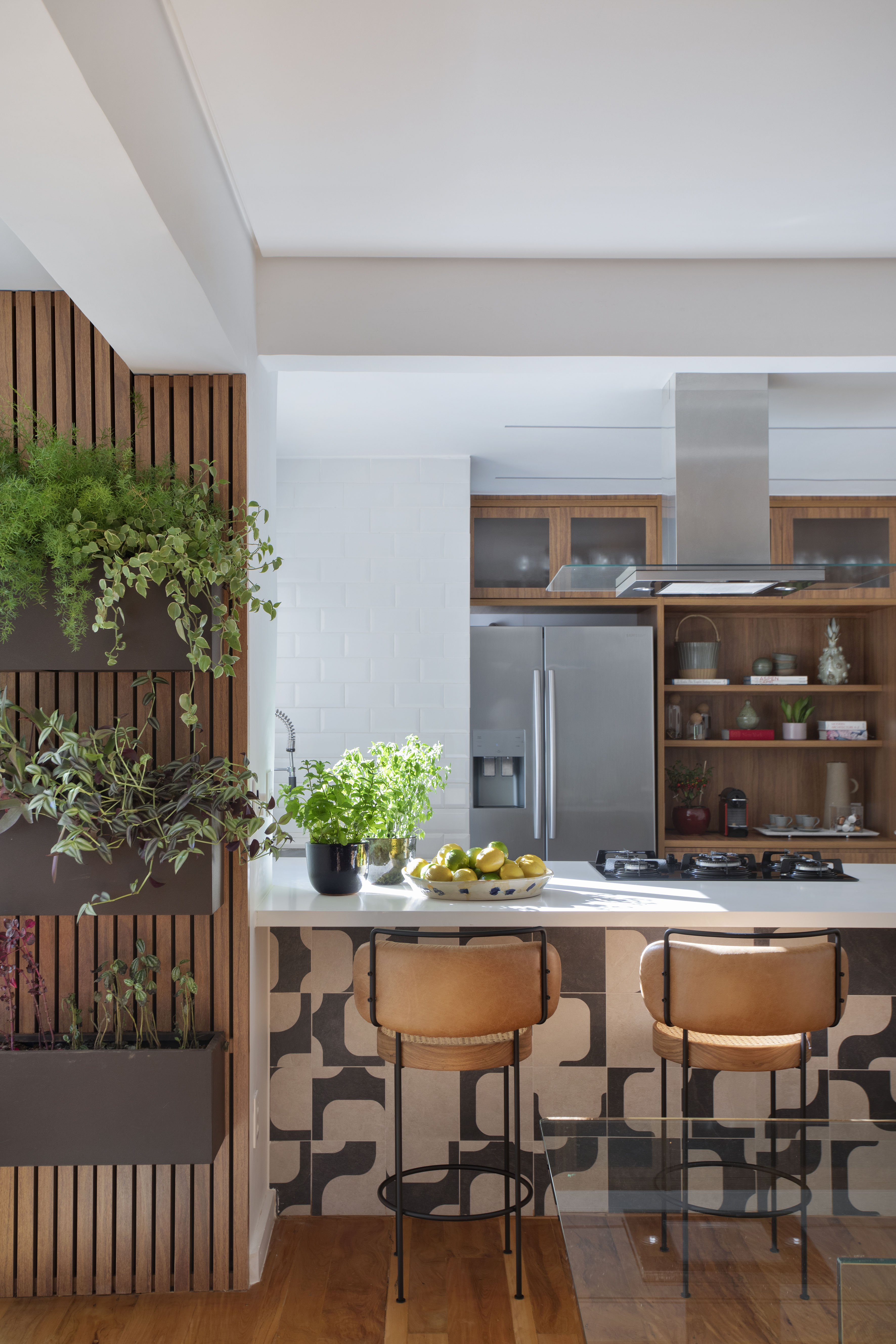 Cozinha integrada com horta vertical e bancada