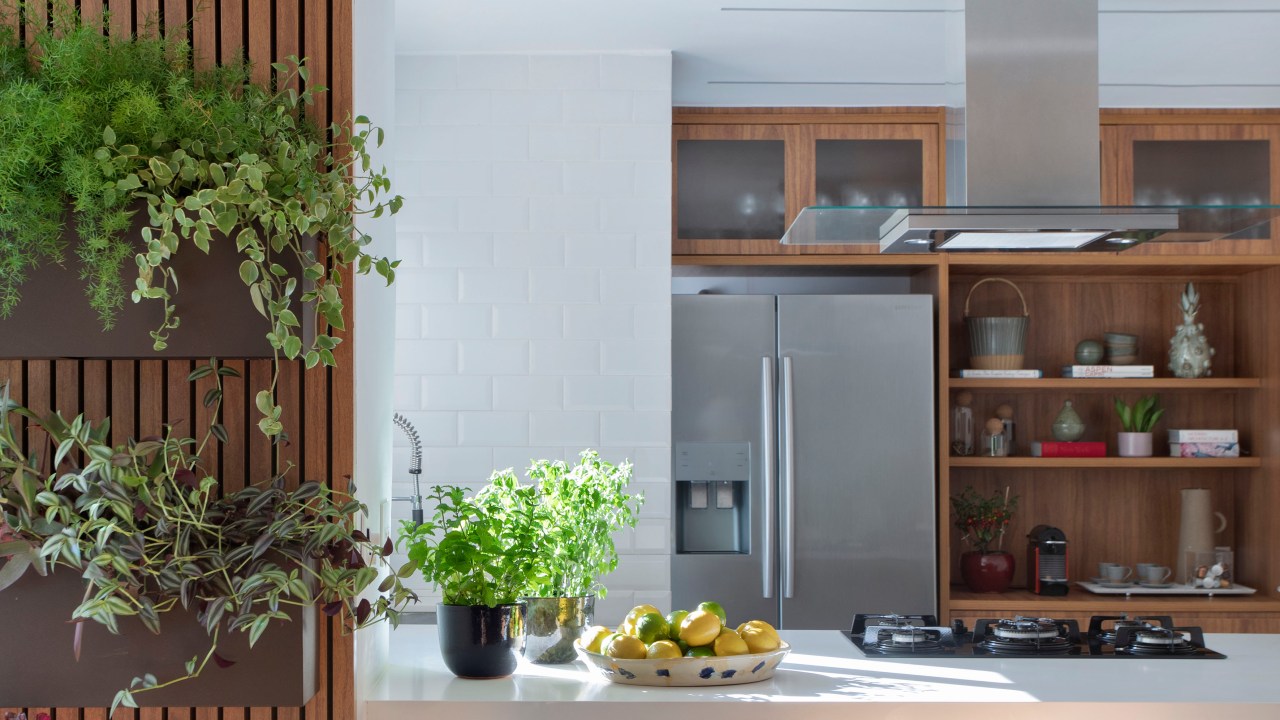 Cozinha integrada com horta vertical e bancada