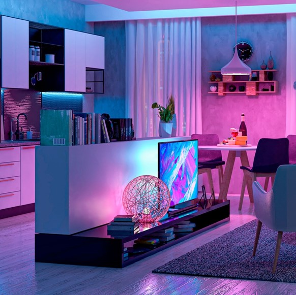 Sala de tv com iluminação colorida