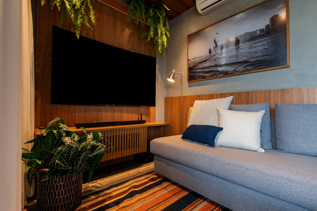 Sala de tv pequena com sofá cinza