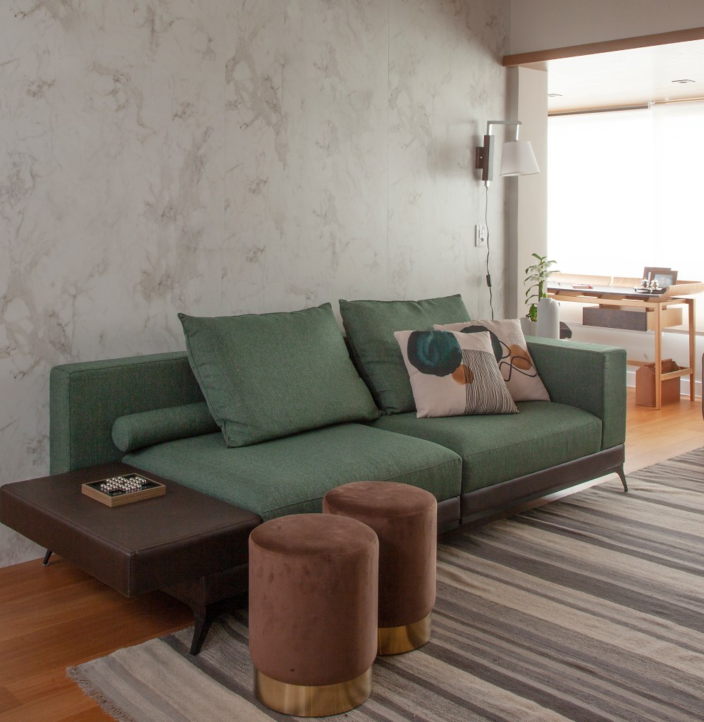 Sala de estar com sofá verde