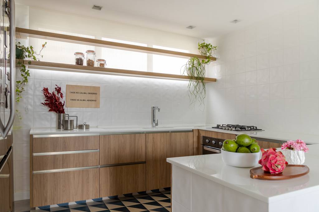 apartamento-da-decada-de-80-ganha-novo-layout-e-decor-contemporanea-gabriela-daltro (17) apartamento gabriel magalhaes decor contemporaneo cozinha bancada balcao