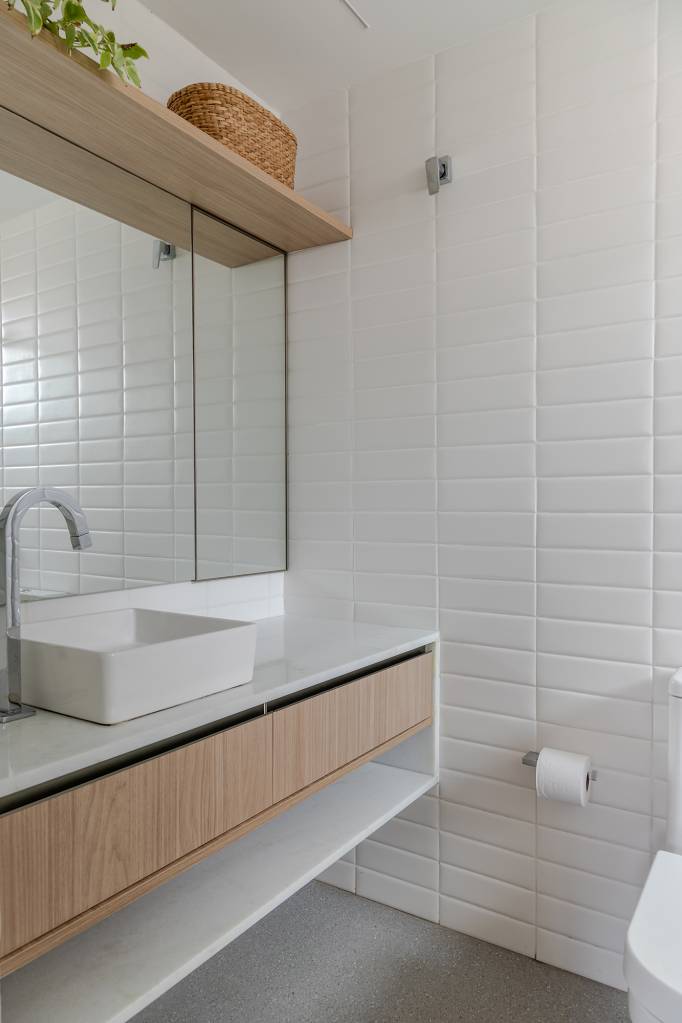 apartamento-da-decada-de-80-ganha-novo-layout-e-decor-contemporanea-gabriela-daltro (23) apartamento gabriel magalhaes decor contemporaneo banheiro espelho