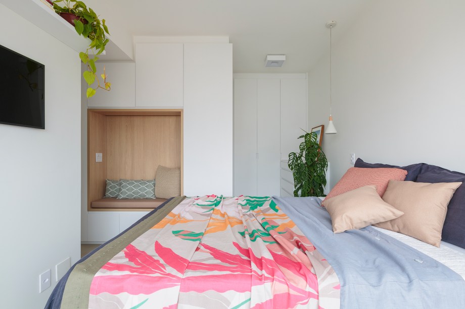 Apartamento de 70 m² tem rede de descanso na sala e décor neutro