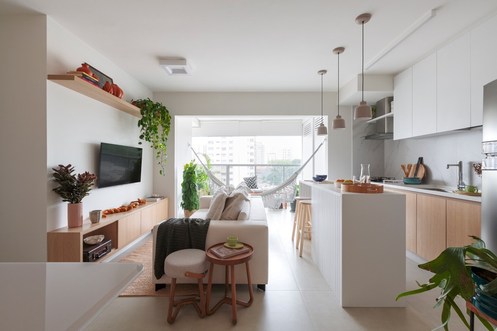 Apartamento 70 m² Estúdio Maré cozinha ilha bancada luminaria integrada sala tv varanda