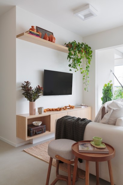 Apartamento de 70 m² tem rede de descanso na sala e décor neutro