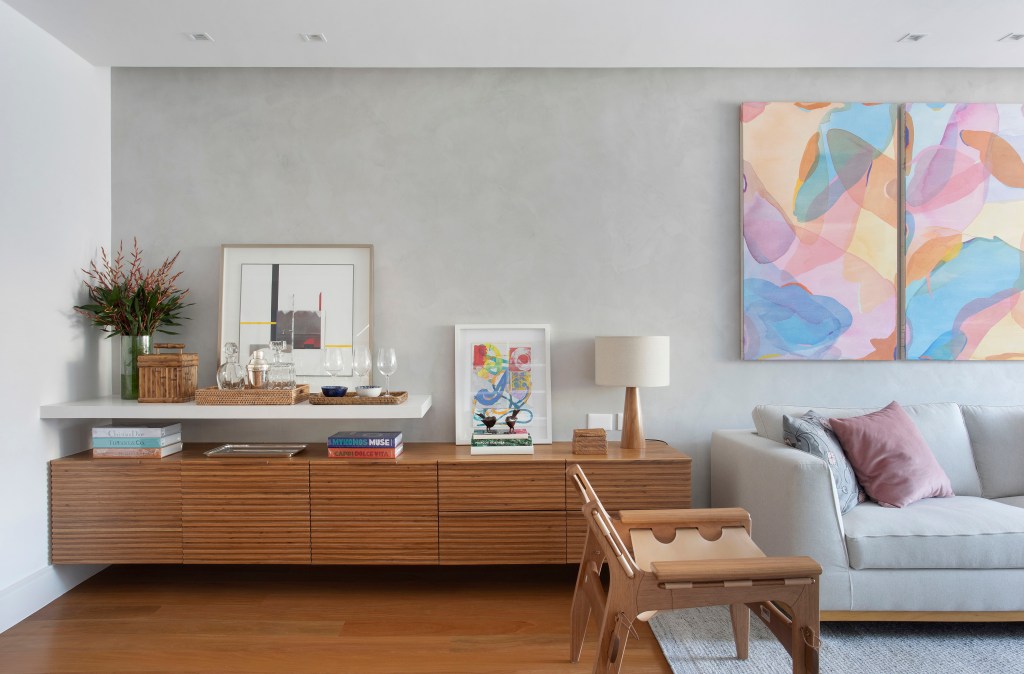 ape-100m-escritorio-aberto-para-sala-brise-arquitetura-fotos-juliano-colodeti-05 Sala de estar; sofá; poltrona; quadro; tapete; banqueta; aparador