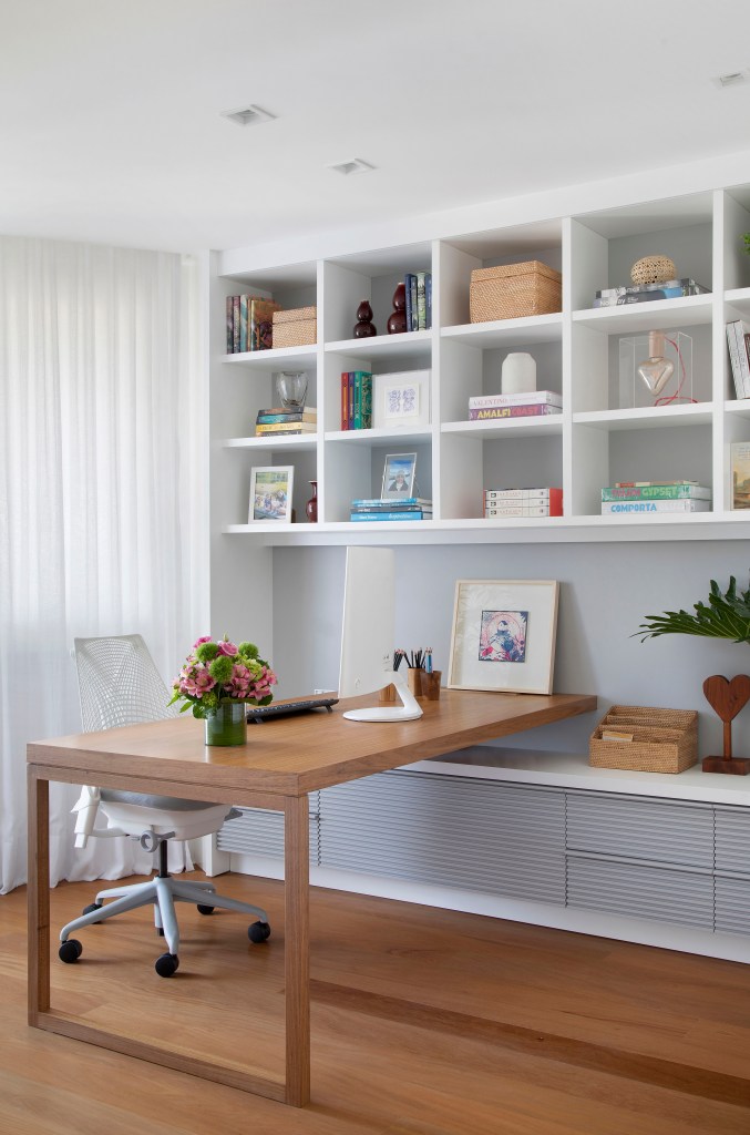 ape-100m-escritorio-aberto-para-sala-brise-arquitetura-fotos-juliano-colodeti-08-home-office-estante Home office; bancada de madeira; estante com nichos