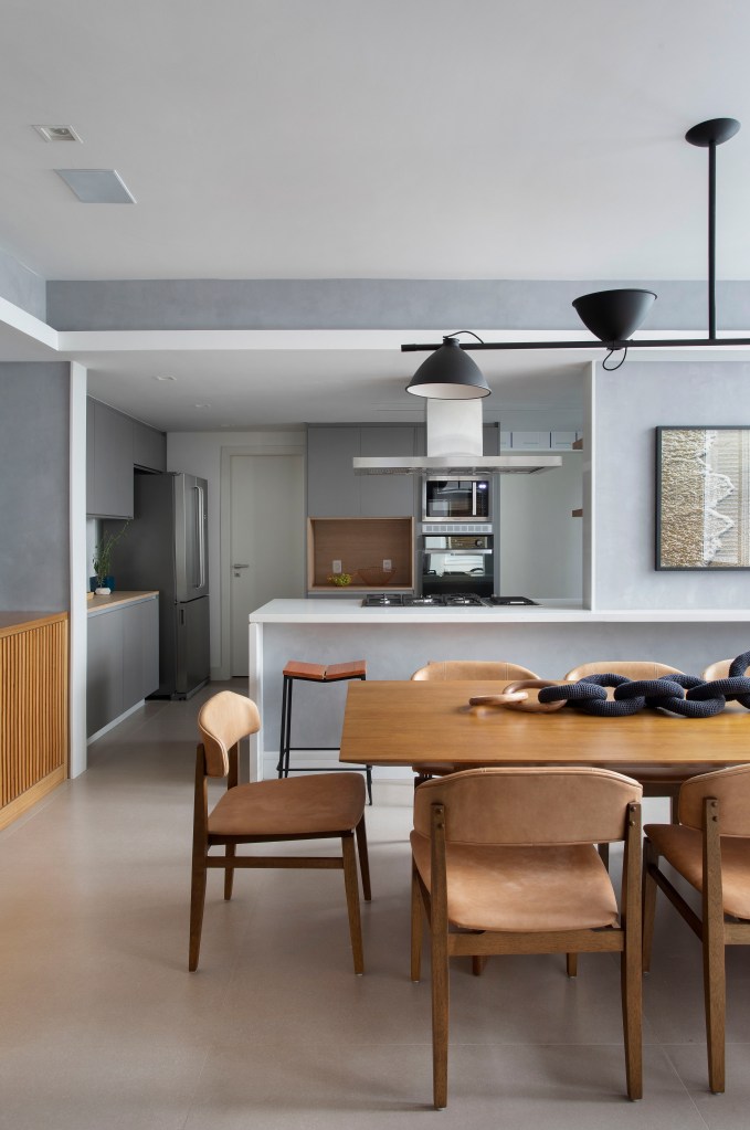 Sala integrada com cozinha; sala de jantar integrada com cozinha; cozinha americana; mesa de madeira