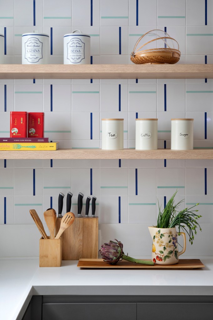 Cozinha; azulejo; backsplash; prateleira de madeira