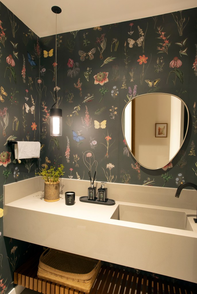 Banheiro; lavabo; papel de parede; bancada; espelho