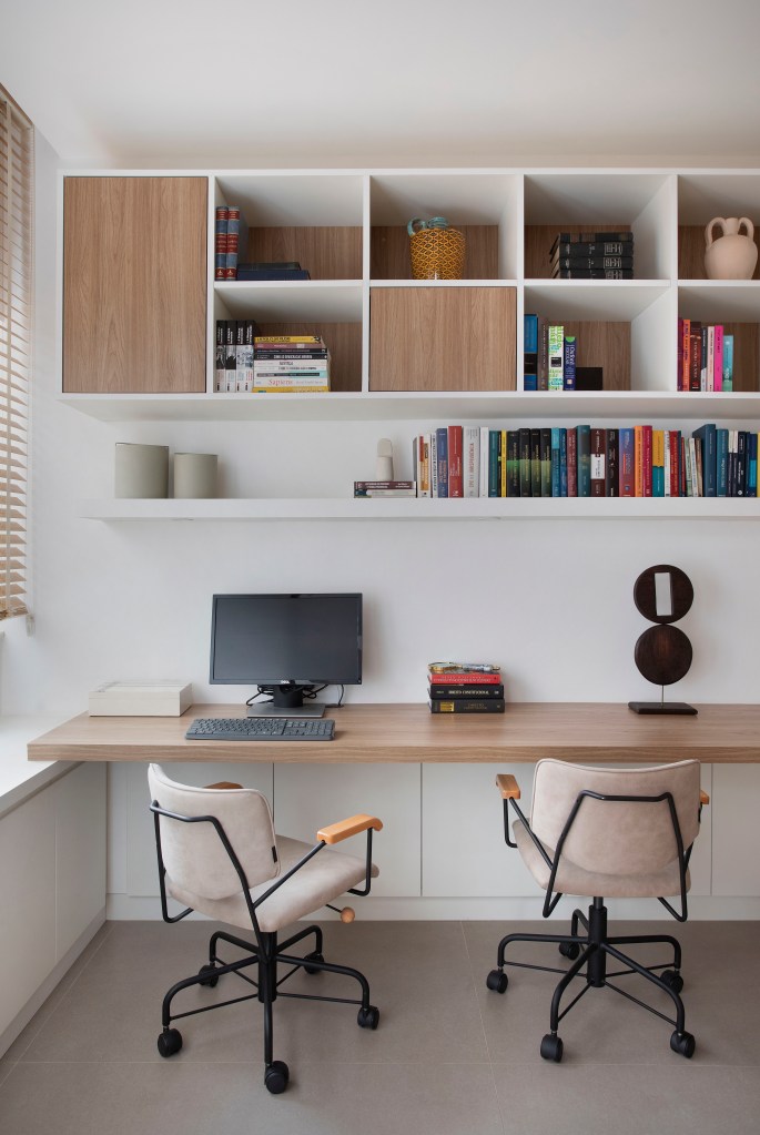 Home office; bancada; prateleira; estante; cadeira de escritório