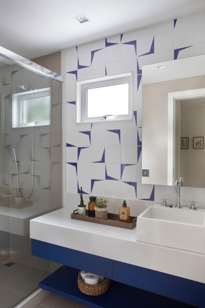 Banheiro; box de vidro; azulejo branco e azul