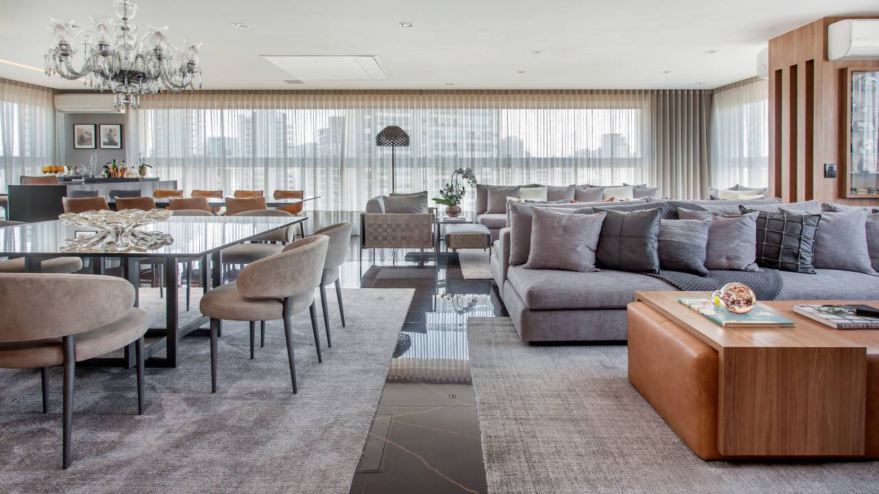 Sala de estar integrada com jantar; tapete; cortinha; sofá; mesa de jantar; lustra