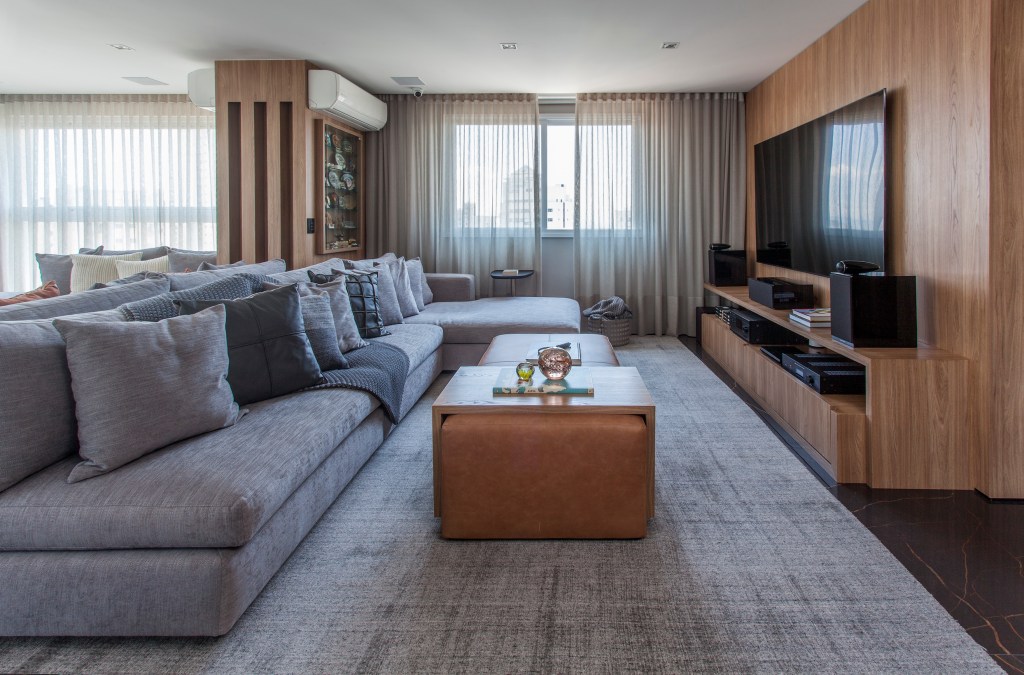Sala de estar; sofás; mesa de centro; tapete; cortina; tv