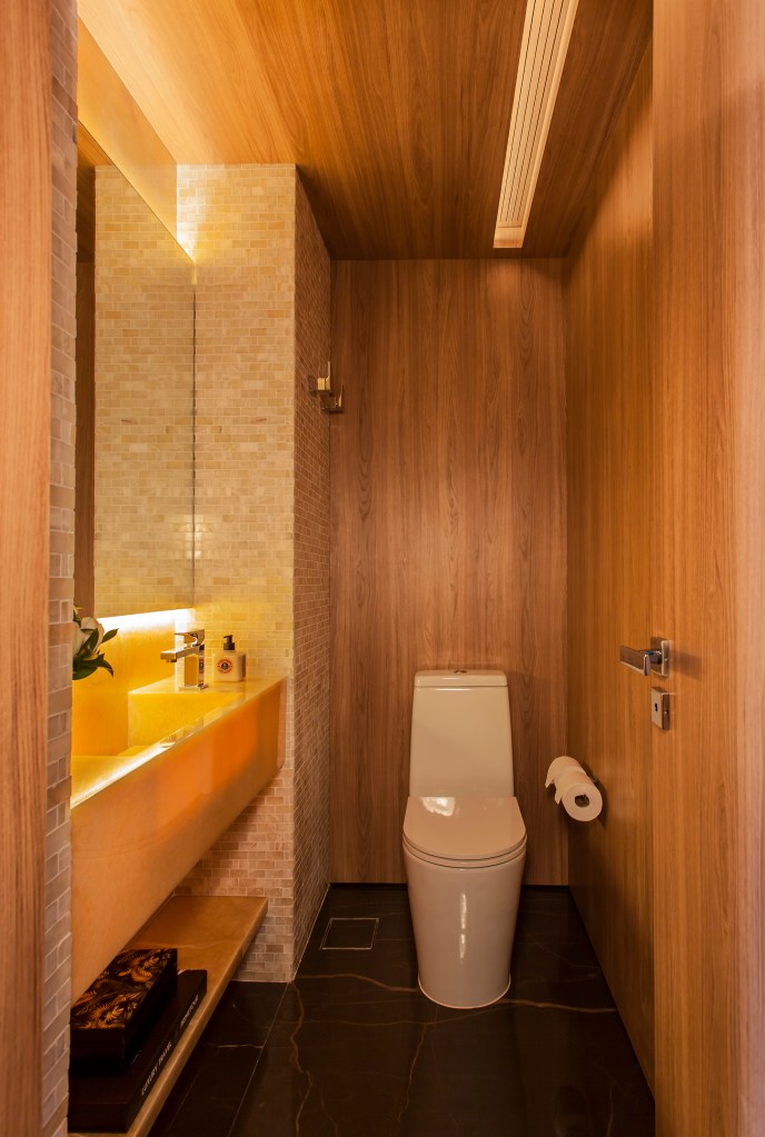 Lavabo; banheiro; parede de madeira