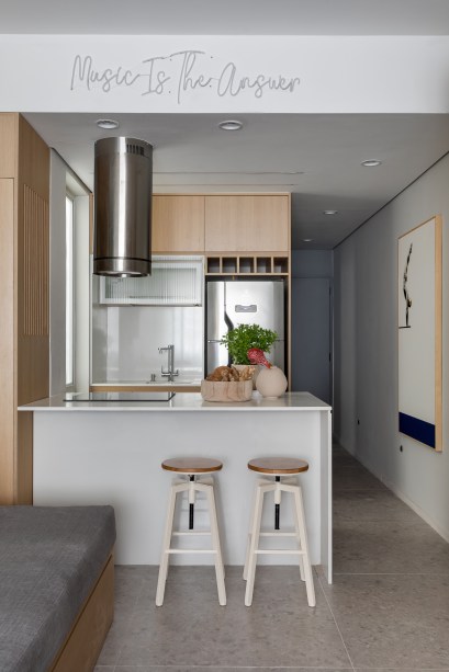 Apê de 32m² ganha layout novo com cozinha integrada e cantinho de bar
