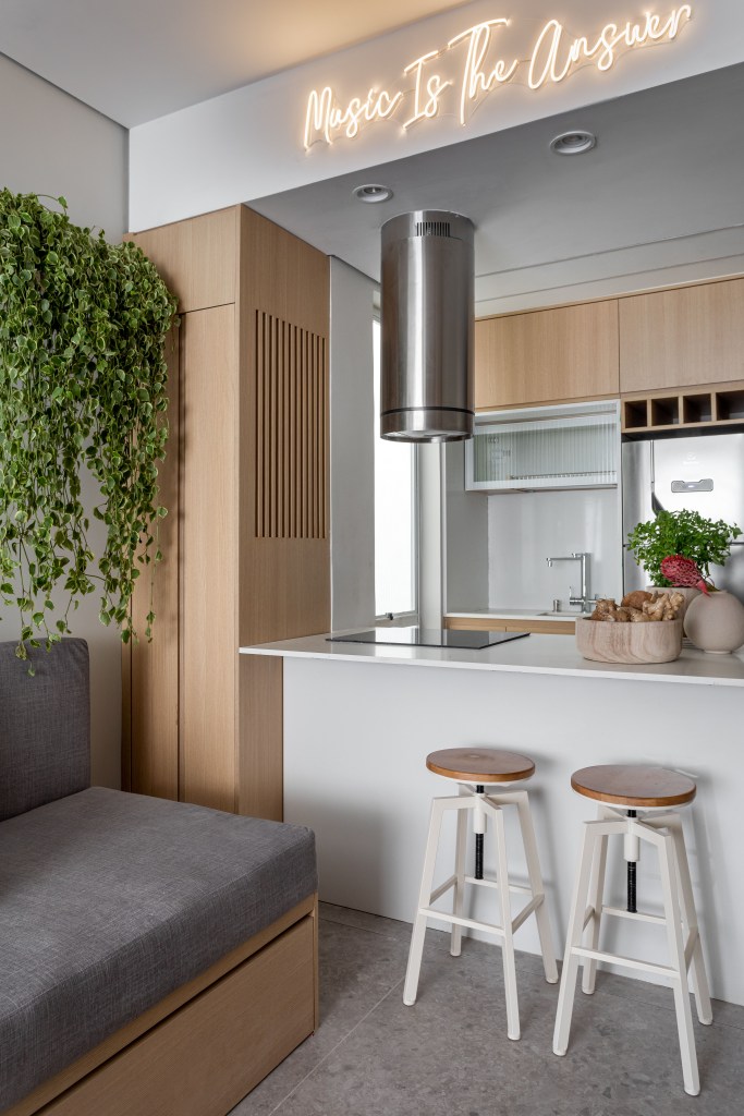 Apartamento pequeno; apartamento compacto; cozinha integrada; bancada; banqueta