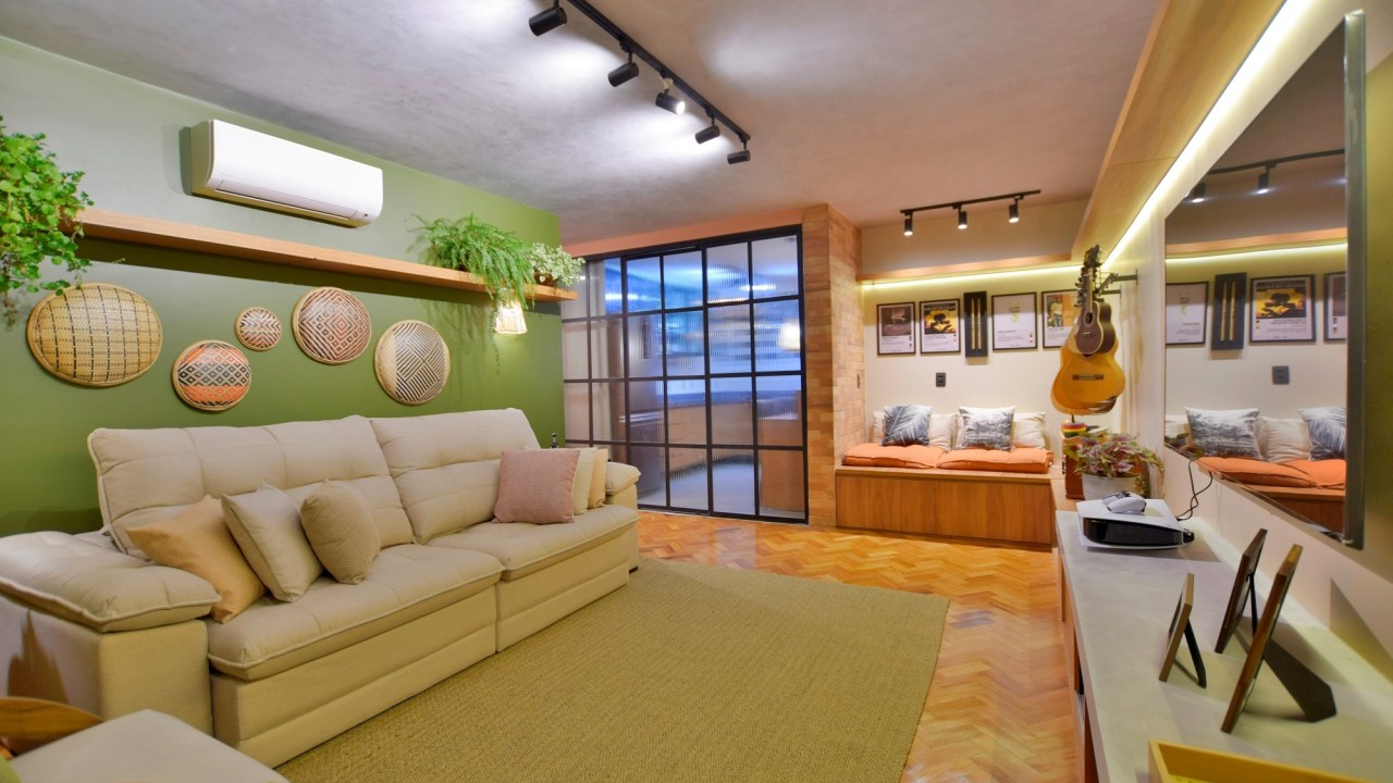 Sala de estar; tapete; parede verde; sofá branco; cestas na parede;