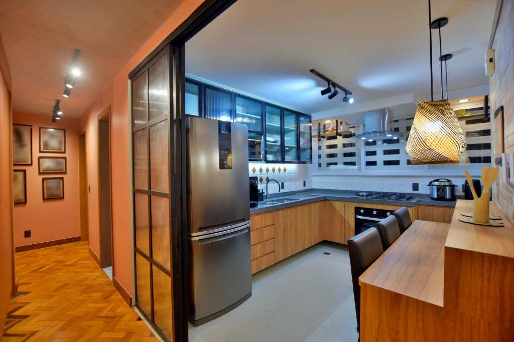 Cozinha; armário com portas de vidro; geladeira; porta de correr de vidro