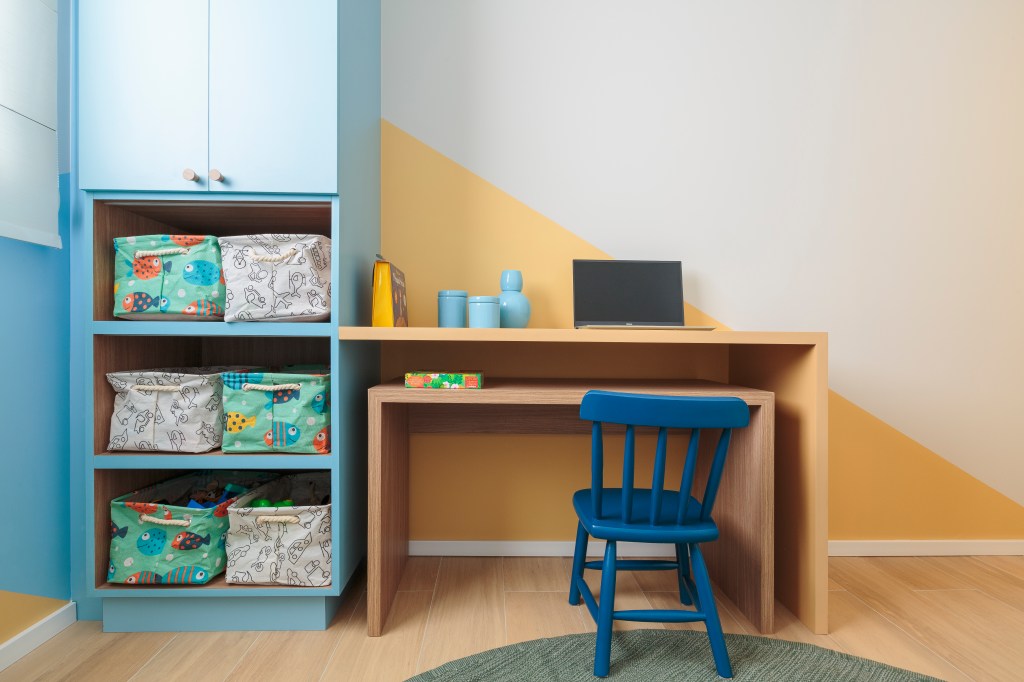 Quarto infantil; armário azul e branco; amarelo; cantinho de estudos
