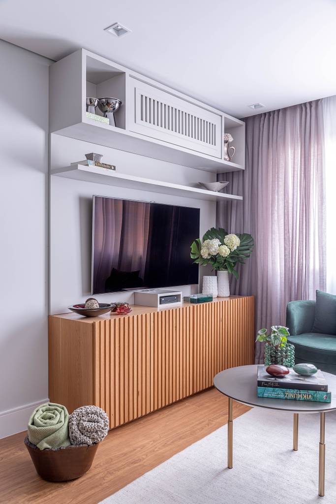 apto-flat-de-58-m²-tem-area-social-integrada-e-marcenaria-colorida-na-cozinha-carina-dal-fabbro-projetou-imovel-para-atender-as-demandas-de-um-casal-brasileiro-que-vive-entre-montreal-no-canada (2) ape apartamento flat carina dal fabbro sala estar tv marcenaria ar condicionado