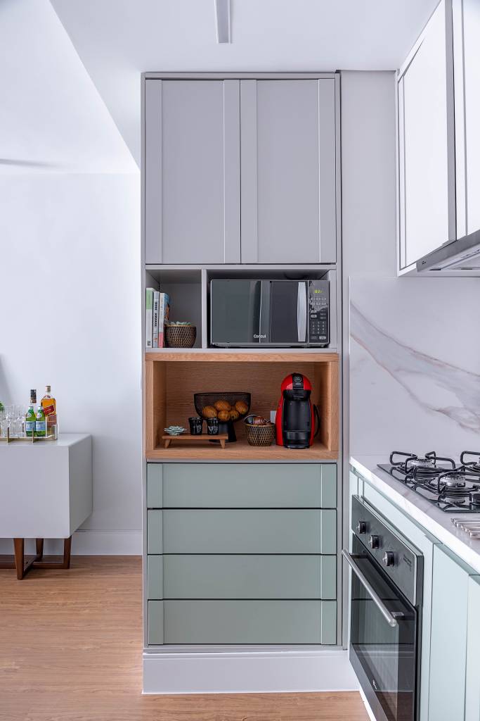 apto-flat-de-58-m²-tem-area-social-integrada-e-marcenaria-colorida-na-cozinha-carina-dal-fabbro-projetou-imovel-para-atender-as-demandas-de-um-casal-brasileiro-que-vive-entre-montreal-no-canada (7) ape apartamento flat carina dal fabbro cozinha marcenaria armario