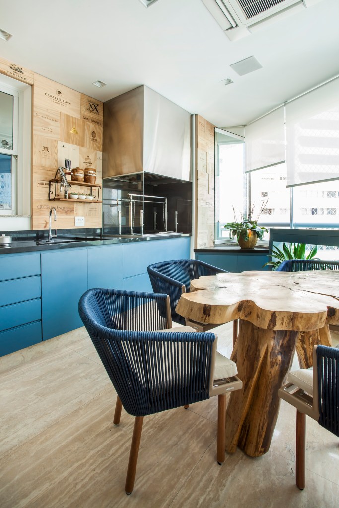 Área gourmet; marcenaria azul; mesa de tronco rústica