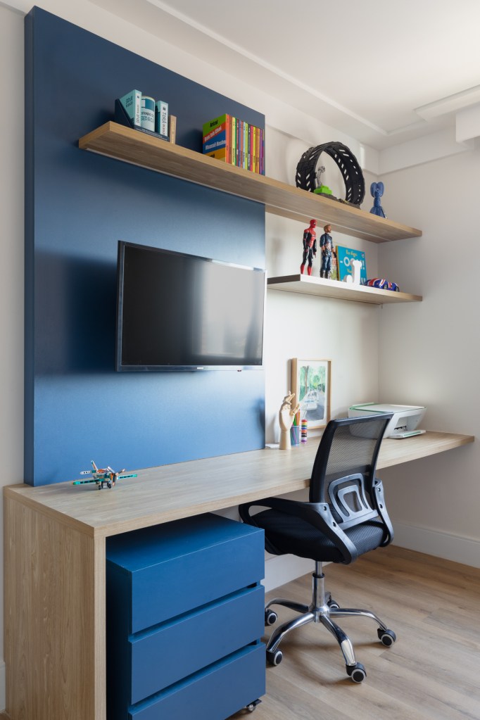 Home office com bancada; parede azul
