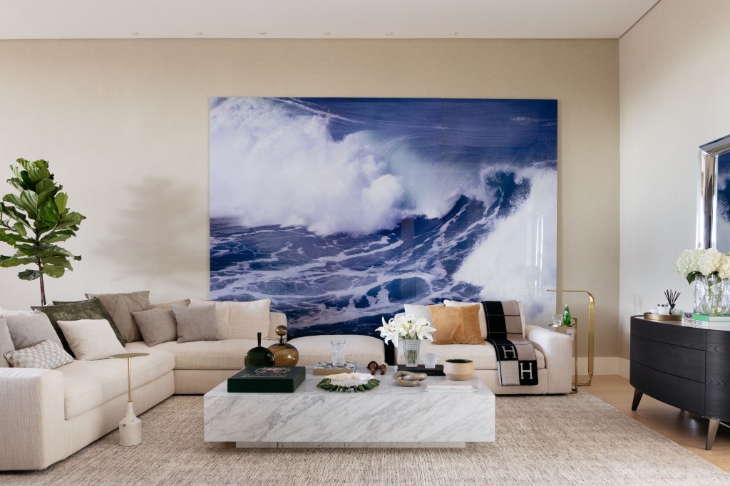 Sala de estar neutra; paleta clara; sofá branco; mesa de centro; mesa de centro de mármore; pintura