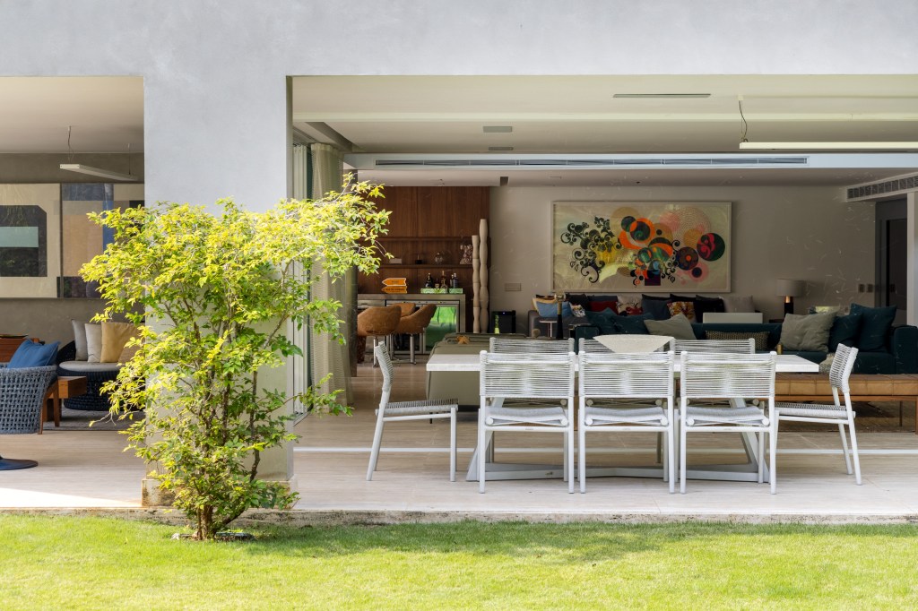 Sala de jantar; jardim; mesa branca; cadeira branca