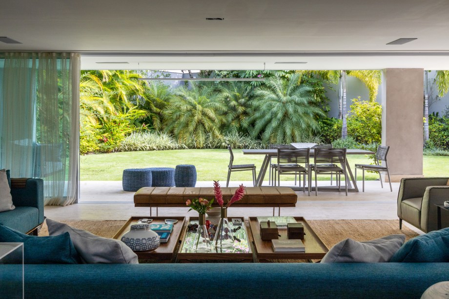 Paraíso carioca: casa de 950m² tem varandas abertas para jardim