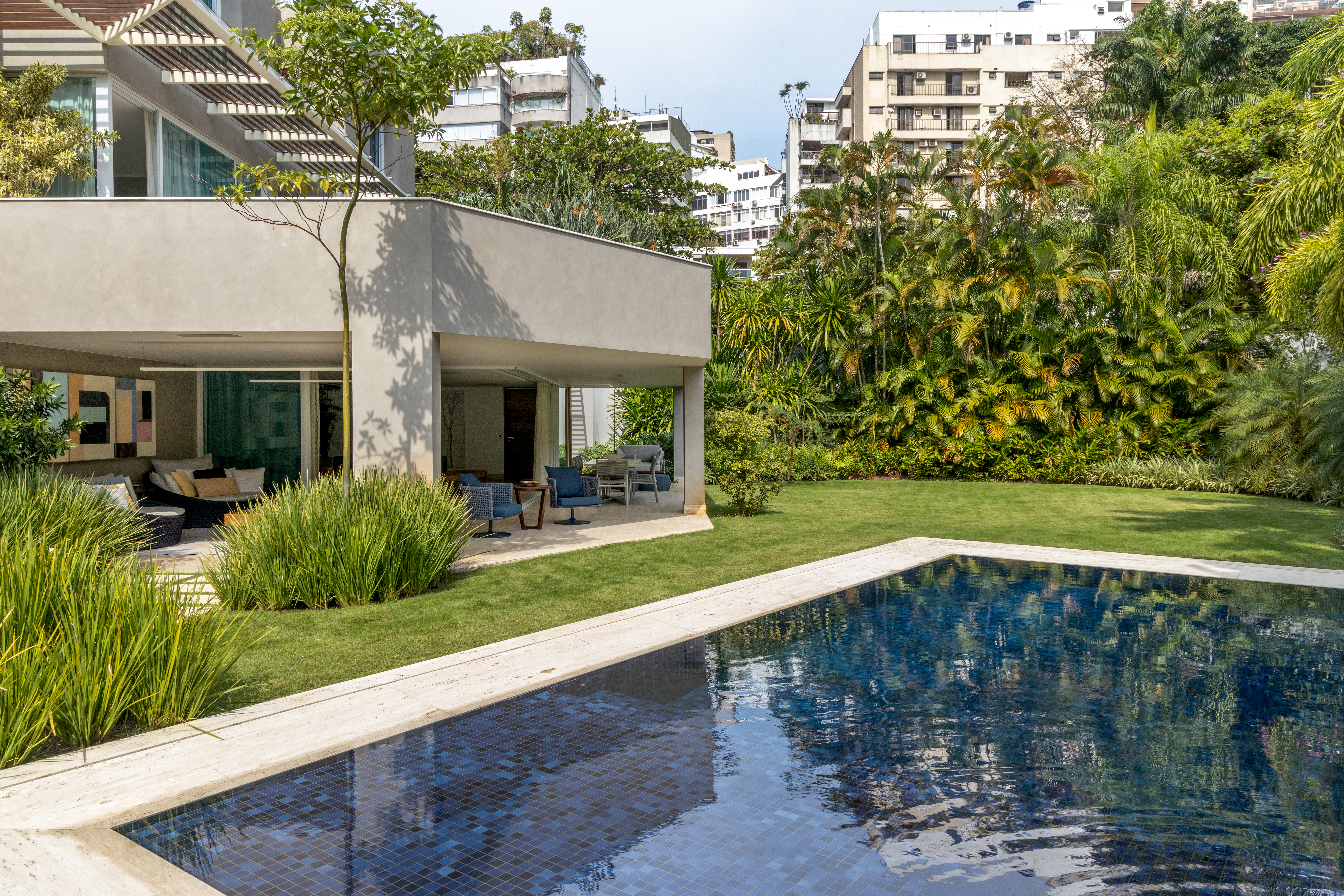 Paraíso carioca: casa de 950m² tem varandas abertas para jardim