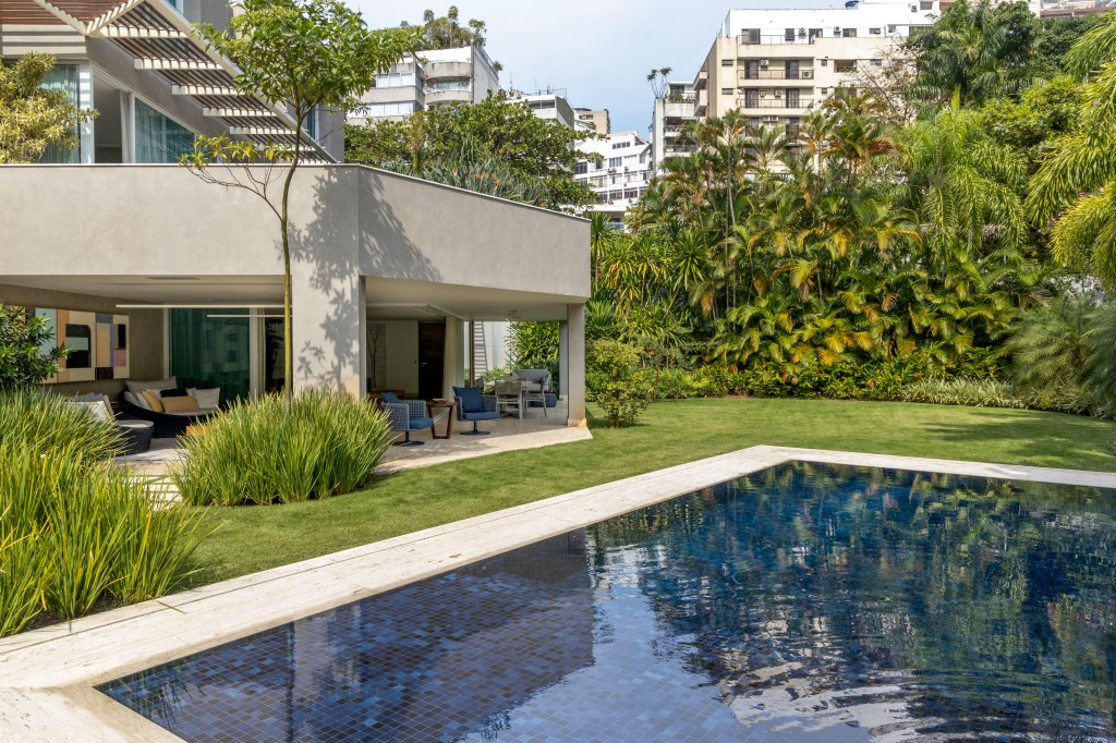 Casa; jardim; área externa; piscina
