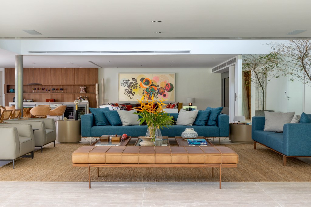 Sala de estar; tapete; sofá azul; mesa de centro