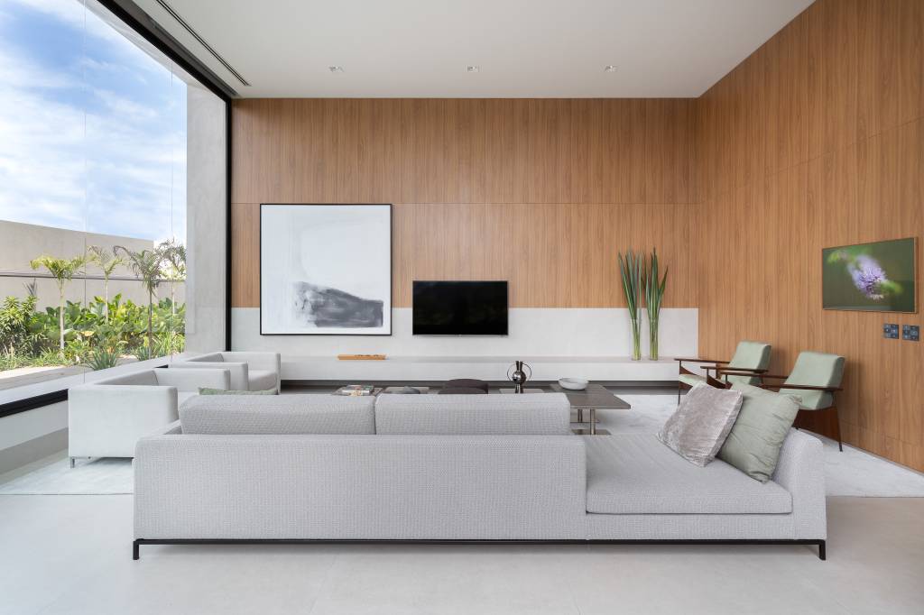casa-de-573-m²-privilegia-a-vista-para-a-natureza-ao-redor-daniel-santo (4) Casa 573 m² vista natureza Artemis Fontana sala tv sofa tapete