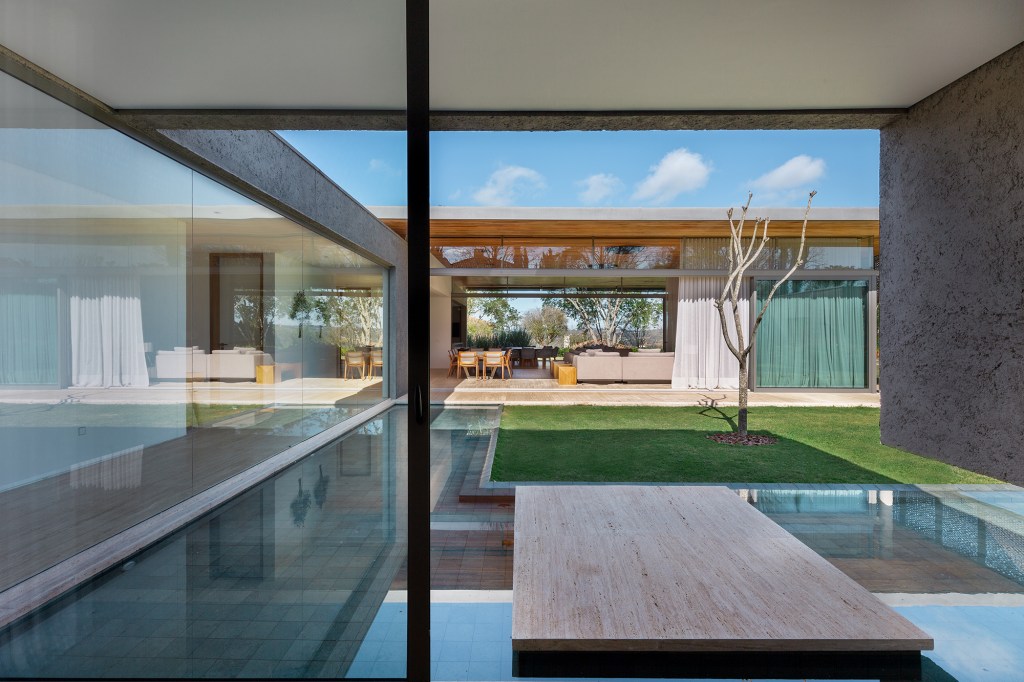 Casa condomínio campo 885 m² Reinach Mendonça Arquitetos arquitetura fachada jardim piscina